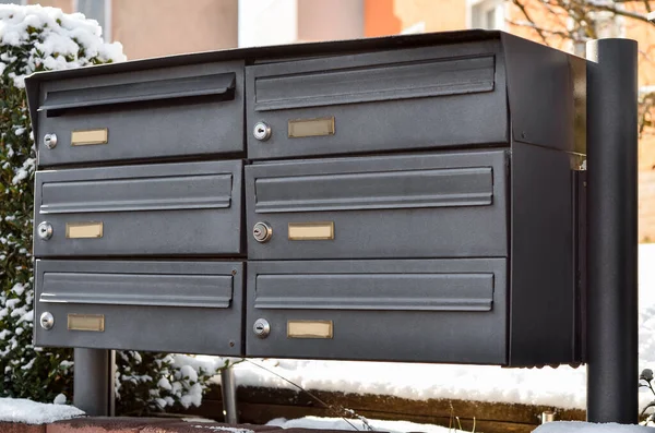 Προβολή Των Μαύρων Γραμματοκιβωτίων Την Ημέρα Του Χειμώνα Closeup — Φωτογραφία Αρχείου