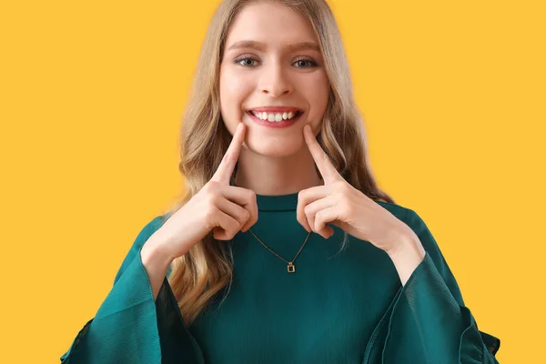 Jonge Vrouw Glimlachen Gele Achtergrond Close — Stockfoto