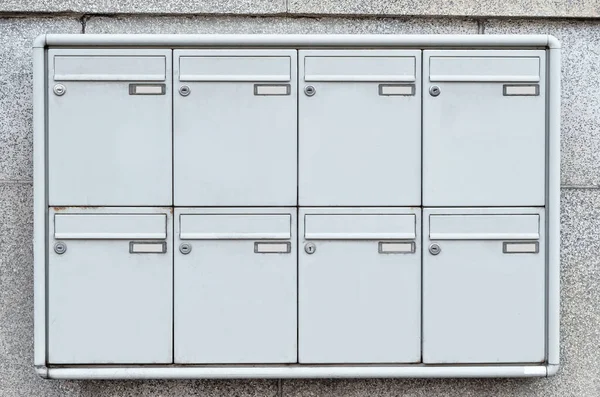 Προβολή Των Λευκών Γραμματοκιβωτίων Στον Τοίχο Του Κτιρίου — Φωτογραφία Αρχείου