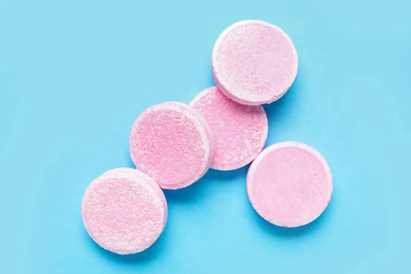 Roze Oplosbare Tabletten Blauwe Achtergrond — Stockfoto