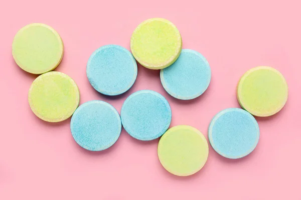 Зелені Сині Розчинні Таблетки Рожевому Фоні — стокове фото