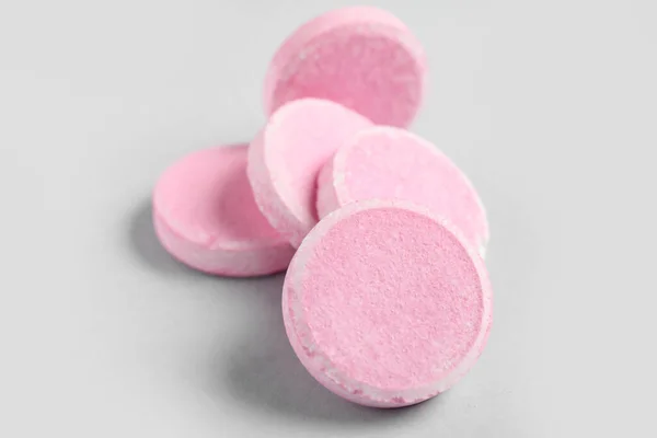 灰色背景的粉红可溶性药片 — 图库照片