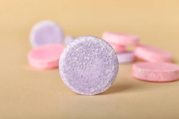 Lilac Růžové Rozpustné Tablety Béžovém Pozadí — Stock fotografie