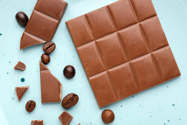 Stücke Leckerer Schokolade Und Kaffeebohnen Auf Farbigem Hintergrund Nahaufnahme — Stockfoto