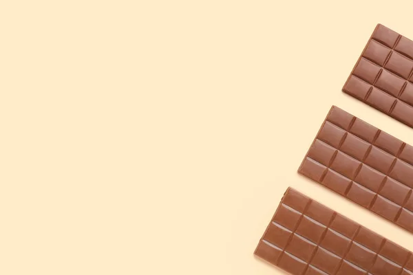 色の背景においしいチョコレートバー — ストック写真