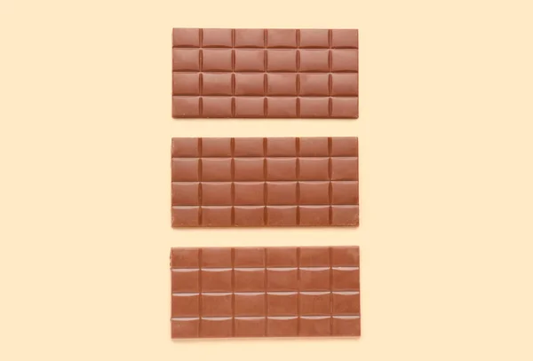 Вкусные Шоколадные Батончики Фоне Цвета — стоковое фото