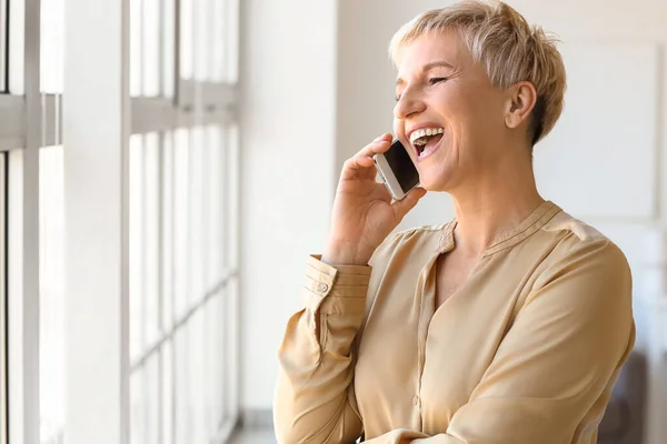 Mature Woman Talking Mobile Phone Home — Stock Photo, Image