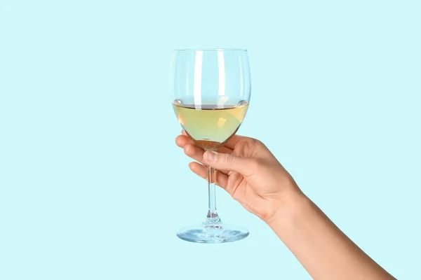 Weibliche Hand Hält Glas Weißwein Auf Blauem Hintergrund — Stockfoto