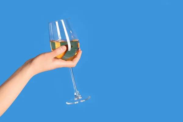 Female Hand Holding Glass White Wine Blue Background — Stock Photo, Image