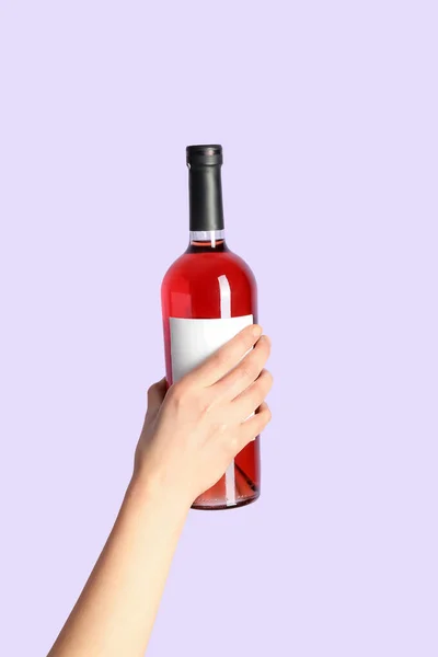 Female Hand Holding Bottle Red Wine Lilac Background — Stock Photo, Image