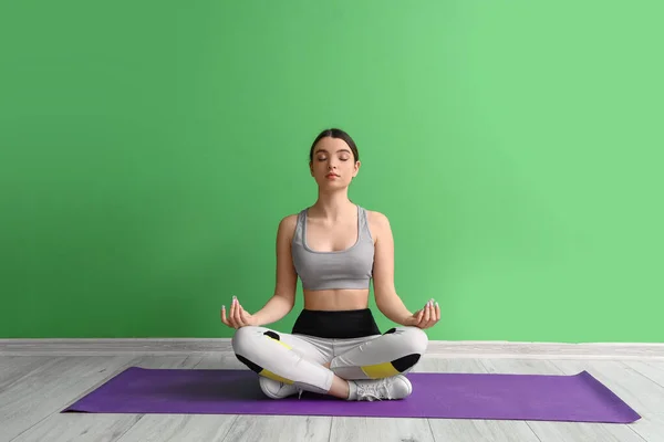 Mediteren Jonge Vrouw Beoefenen Van Yoga Sportschool — Stockfoto