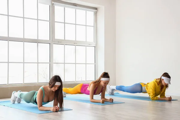 Sportliche Junge Frauen Beim Planken Fitnessstudio — Stockfoto