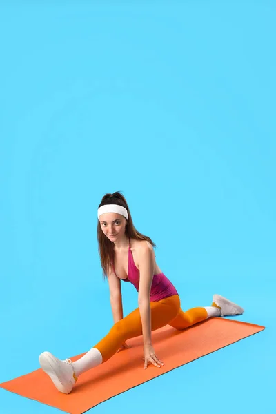 Sportliche Junge Frau Macht Aerobic Auf Blauem Hintergrund — Stockfoto