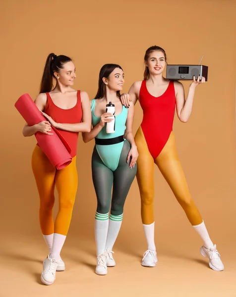 Sportliche Junge Frauen Beim Aerobic Auf Beigem Hintergrund — Stockfoto