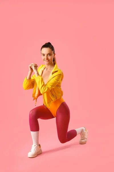 Спортивна Молода Жінка Займається Аеробікою Рожевому Фоні — стокове фото