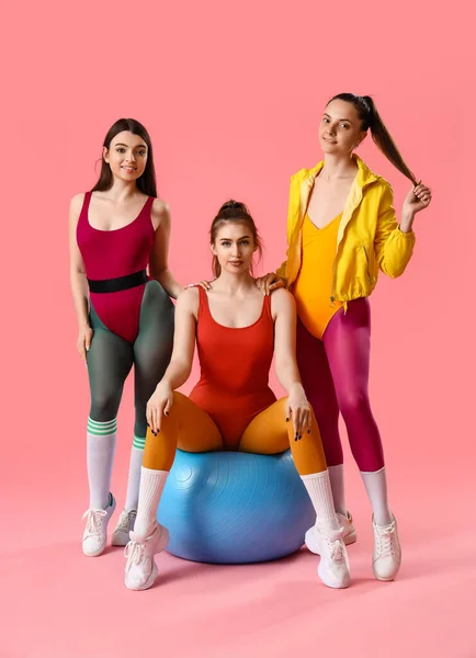 Porträt Sportlicher Junger Frauen Mit Fitball Auf Rosa Hintergrund — Stockfoto