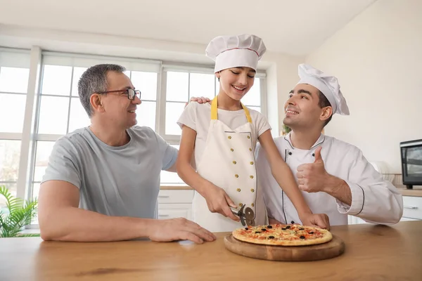 Счастливый Маленький Мальчик Отцом Дедушкой Режет Пиццу Кухне — стоковое фото