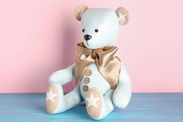 Іграшковий Ведмідь Столі Біля Рожевої Стіни — стокове фото