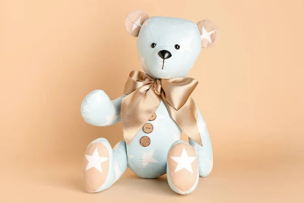 Іграшковий Ведмідь Бежевому Фоні — стокове фото