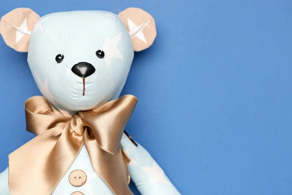 Іграшковий Ведмідь Синьому Фоні Крупним Планом — стокове фото