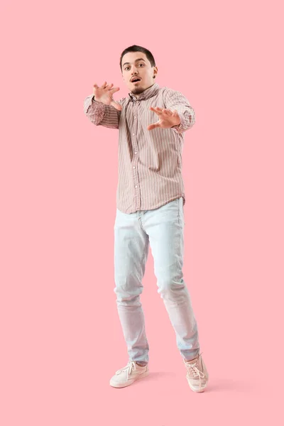 Испуганный Молодой Человек Розовом Фоне — стоковое фото