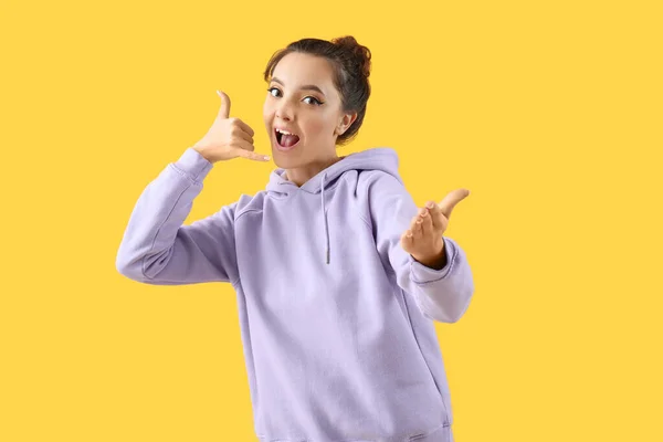 Young Woman Showing Call Gesture Yellow Background — Stock Photo, Image