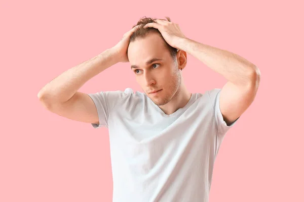 Молодий Чоловік Проблемою Випадіння Волосся Рожевому Фоні — стокове фото