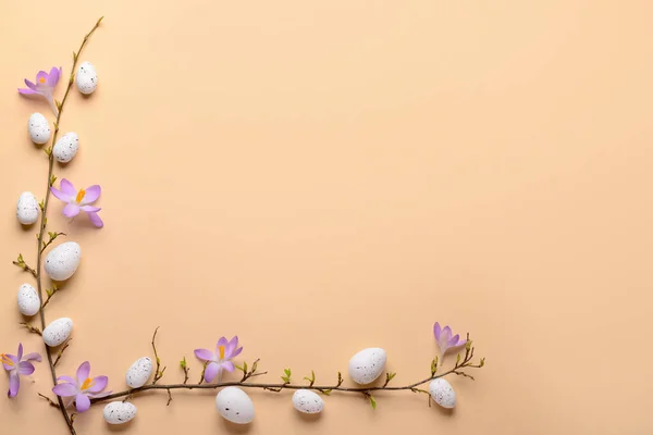 Composizione Con Rami Piante Uova Pasqua Fiori Croco Sfondo Colore — Foto Stock
