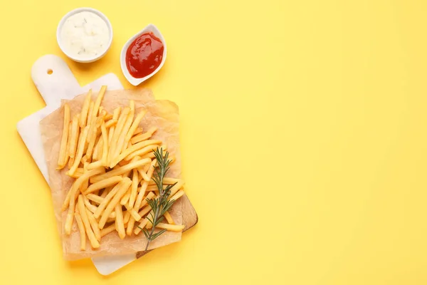 Tabuleiro Com Saborosas Batatas Fritas Maionese Ketchup Fundo Amarelo — Fotografia de Stock