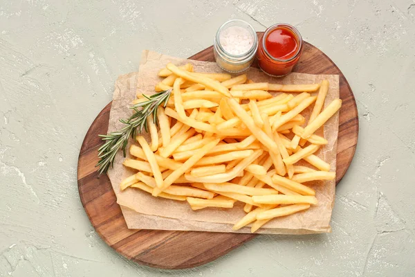 Brädan Med Läckra Pommes Frites Salt Och Ketchup Grön Bakgrund — Stockfoto