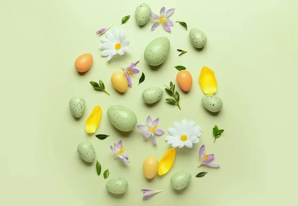 Composizione Con Uova Pasqua Foglie Piante Fiori Primaverili Sfondo Colore — Foto Stock