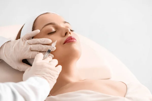Young Woman Receiving Filler Injection Beauty Salon — Stock Photo, Image