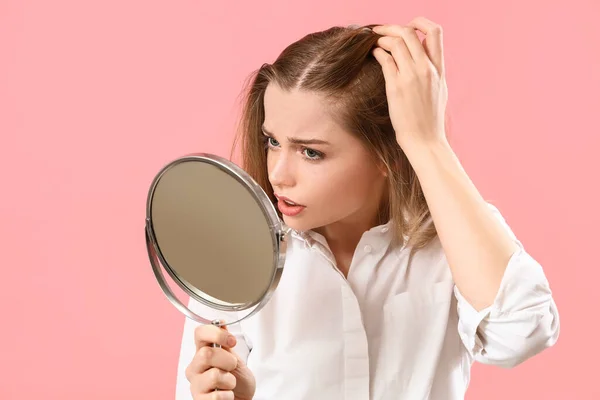 Jovem Preocupada Com Problema Perda Cabelo Espelho Fundo Rosa — Fotografia de Stock