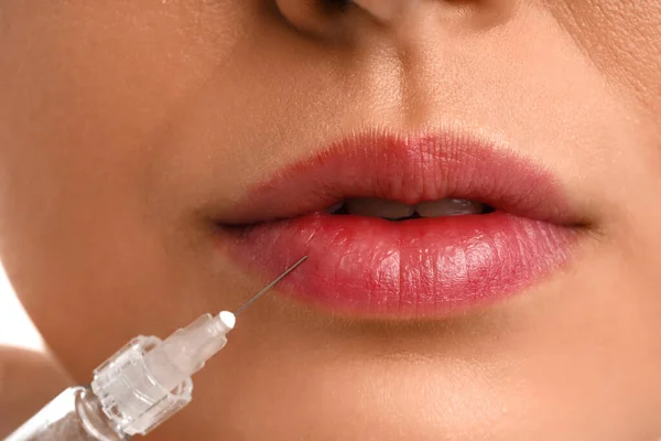 Jeune Femme Recevant Une Injection Charge Dans Les Lèvres Gros — Photo