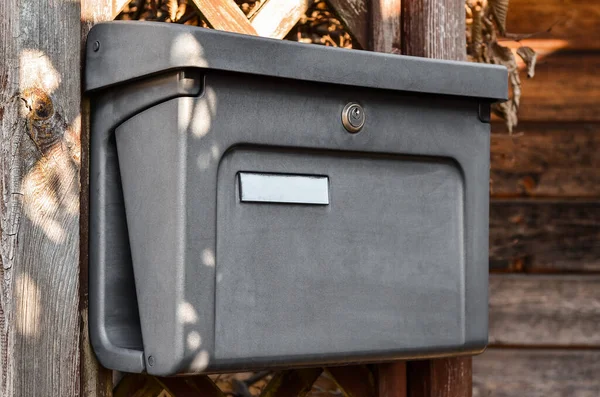 木製のフェンス クローズアップ上のメールボックスのビュー — ストック写真