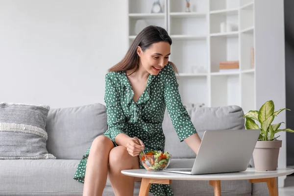 Young Woman Bowl Vegetable Salad Using Laptop Home — Stock Photo, Image