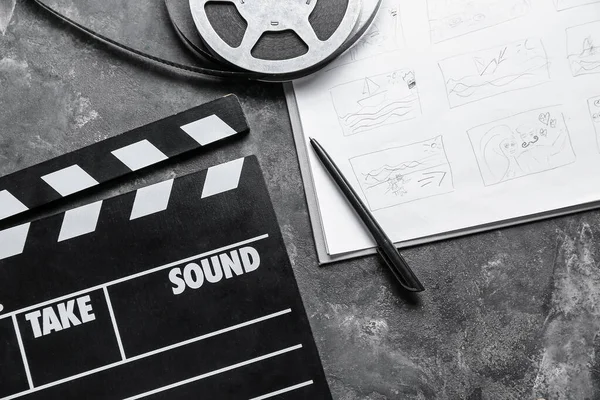 Storyboard Ταινία Clapper Και Κύλινδρο Φιλμ Σκούρο Φόντο — Φωτογραφία Αρχείου