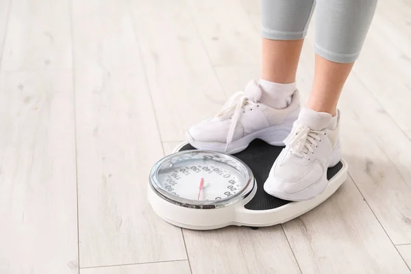 Young Woman Measuring Her Weight Scales Home Closeup — Stock Photo, Image