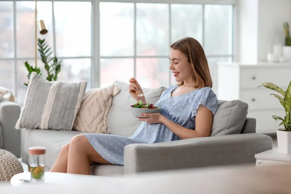 Έγκυος Νεαρή Γυναίκα Τρώει Σαλάτα Λαχανικών Στον Καναπέ Στο Σπίτι — Φωτογραφία Αρχείου