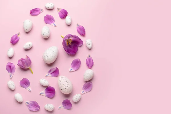 带有粉色背景郁金香的复活节彩蛋 — 图库照片