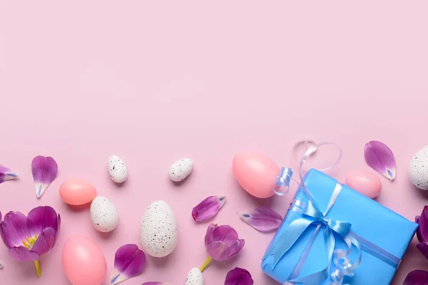 带礼物的复活节彩蛋和粉色背景的郁金香 — 图库照片