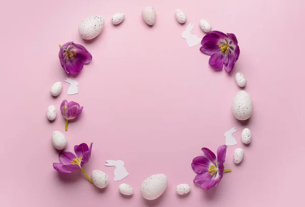 Cornice Composta Uova Pasqua Tulipani Conigli Carta Sfondo Rosa — Foto Stock