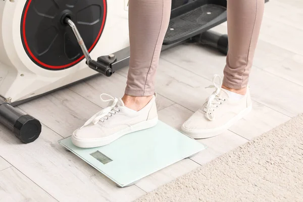 Sporty Mature Woman Measuring Her Weight Scales Home Closeup — Stock Photo, Image