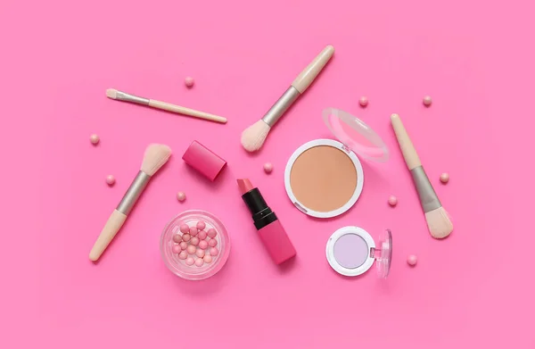Dekorative Kosmetik Mit Make Pinseln Auf Rosa Hintergrund — Stockfoto