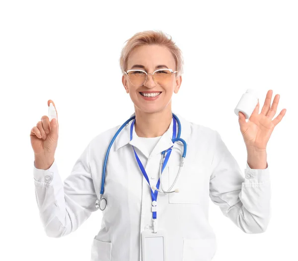 Érett Női Orvos Gyógyszerekkel Fehér Alapon — Stock Fotó