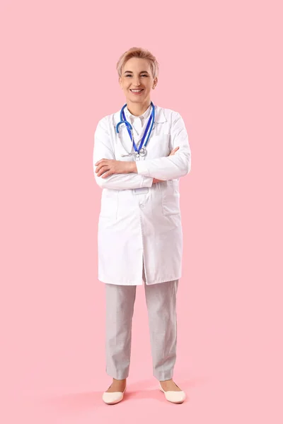 Dojrzałe Kobieta Lekarz Różowym Tle — Zdjęcie stockowe