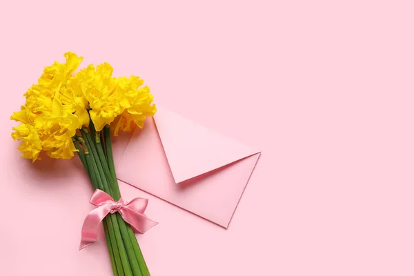 Vackra Narcissus Blommor Med Rosa Band Och Kuvert Färg Bakgrund — Stockfoto
