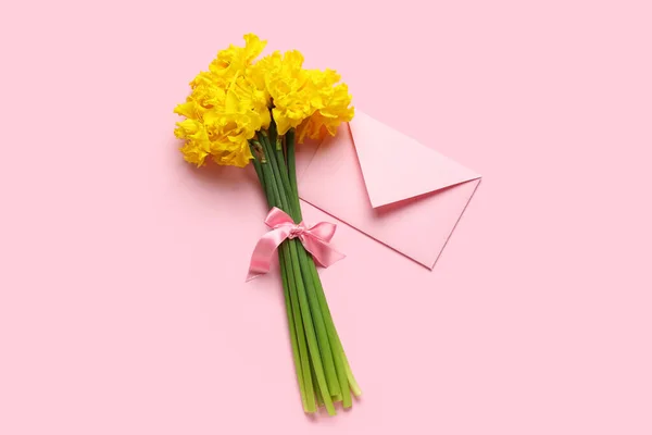 Beautiful Narcissus Flowers Pink Ribbon Envelope Color Background — Stock Photo, Image