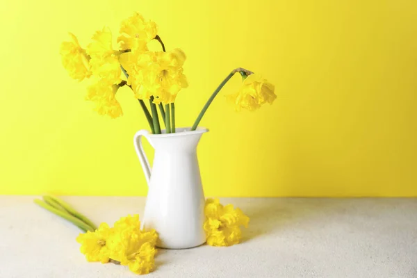 Vaso Com Belas Flores Narciso Mesa Luz — Fotografia de Stock