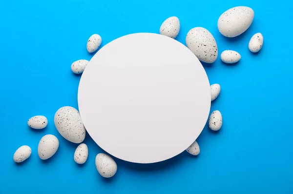 Composición Con Tarjeta Felicitación Blanco Huevos Pascua Sobre Fondo Azul —  Fotos de Stock